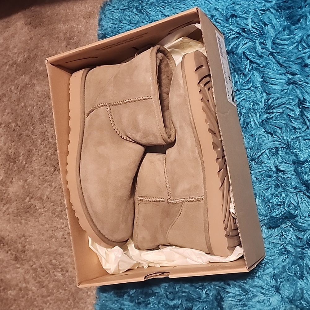 UGG - Picture 9 of 9